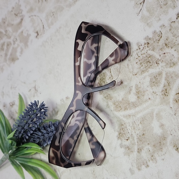 Beautiful frame of eyeglasses pays special attention to comfort. - Picture 11 of 12